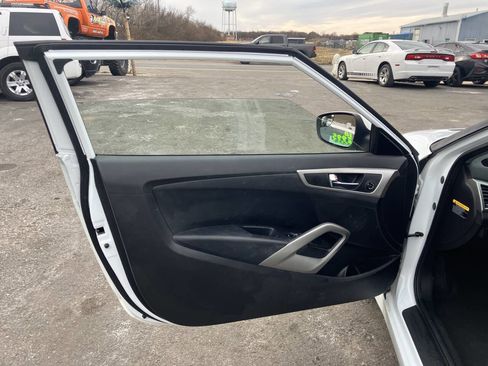 Used 2015 Hyundai Veloster image 13