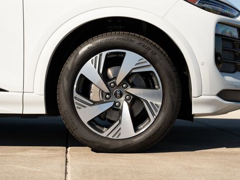 Certified 2025 Audi Q6 e-tron Premium Plus w/ Premium Plus image 32