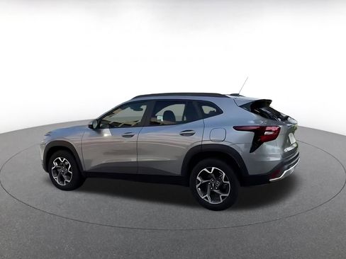 Used 2025 Chevrolet Trax LT FWD image 8