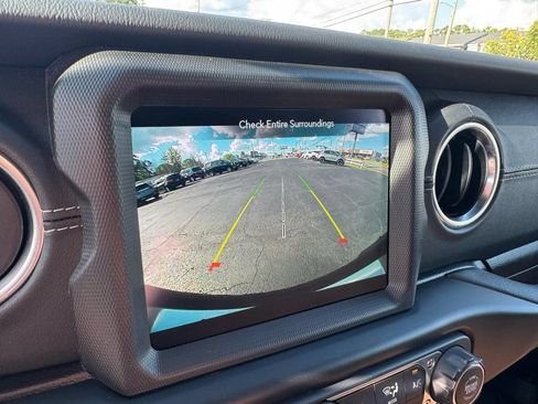 Used 2022 Jeep Wrangler Unlimited Sahara AWD/4WD image 31