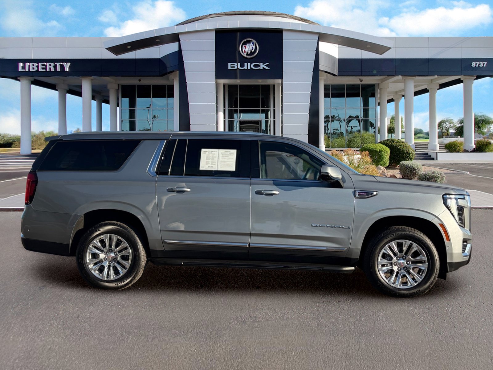 Used 2025 GMC Yukon XL Denali AWD/4WD image 2