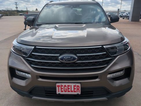 Used 2021 Ford Explorer XLT w/ Equipment Group 202A image 2