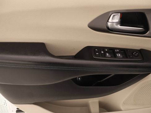 Used 2021 Chrysler Pacifica Touring-L FWD image 17