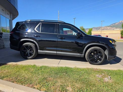 Used 2025 Honda Pilot Black Edition image 4