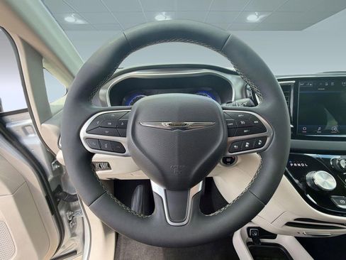 Used 2024 Chrysler Pacifica Touring-L FWD image 16