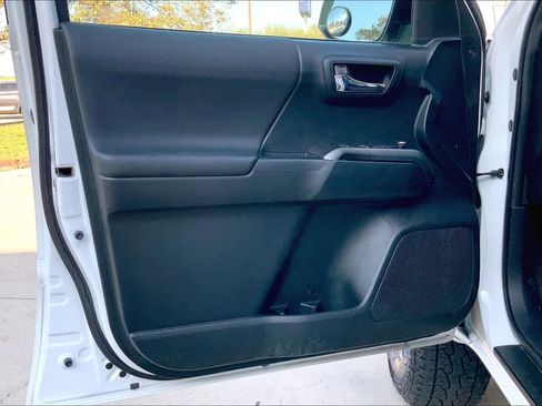 Used 2016 Toyota Tacoma TRD Sport w/ Towing Package image 21