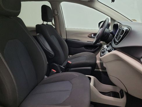 Used 2022 Chrysler Voyager LX FWD image 21