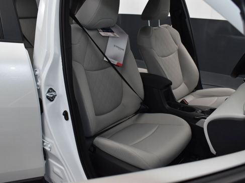 Used 2025 Toyota Corolla Cross L FWD image 27
