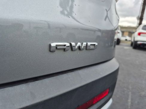 Used 2023 GMC Acadia SLE w/ Driver Convenience Package image 6