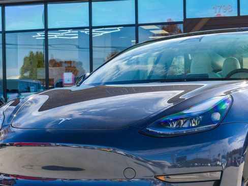 Used 2022 Tesla Model 3 Standard Range image 2