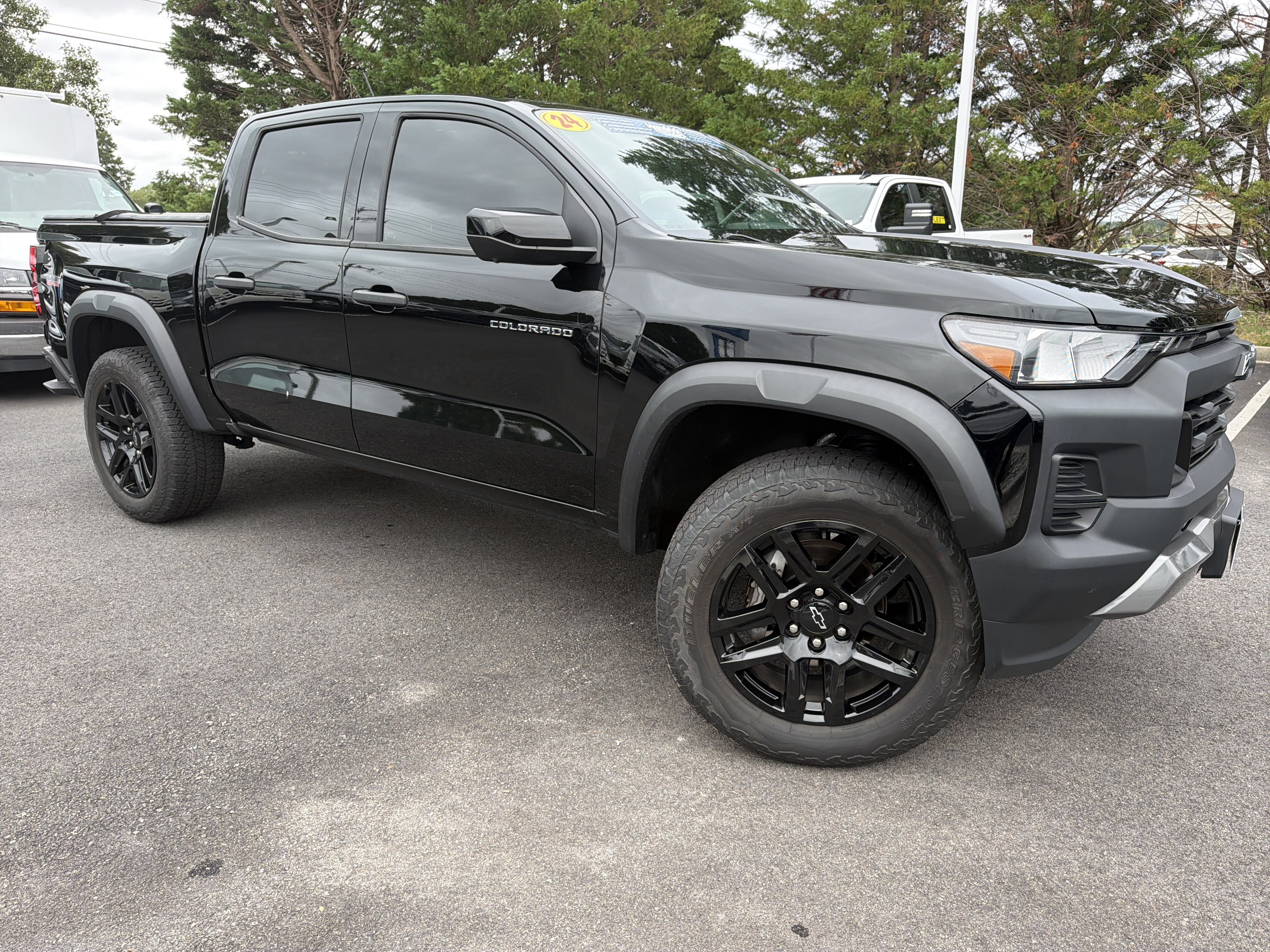 Used 2024 Chevrolet Colorado Trail Boss w/ Technology Package AWD/4WD image 2