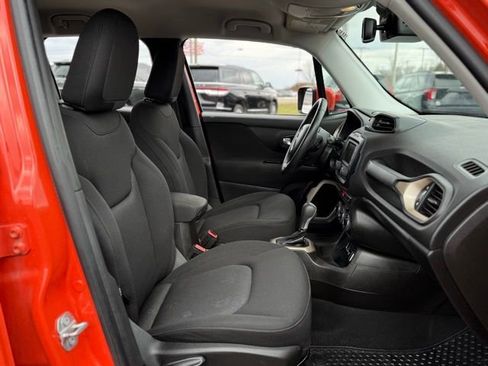 Used 2017 Jeep Renegade Latitude w/ Popular Equipment Group image 18