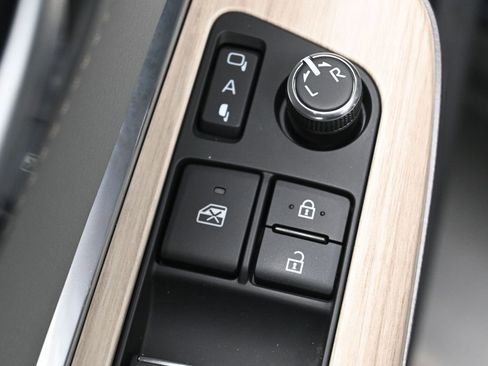Certified 2024 Toyota Venza XLE AWD/4WD image 14