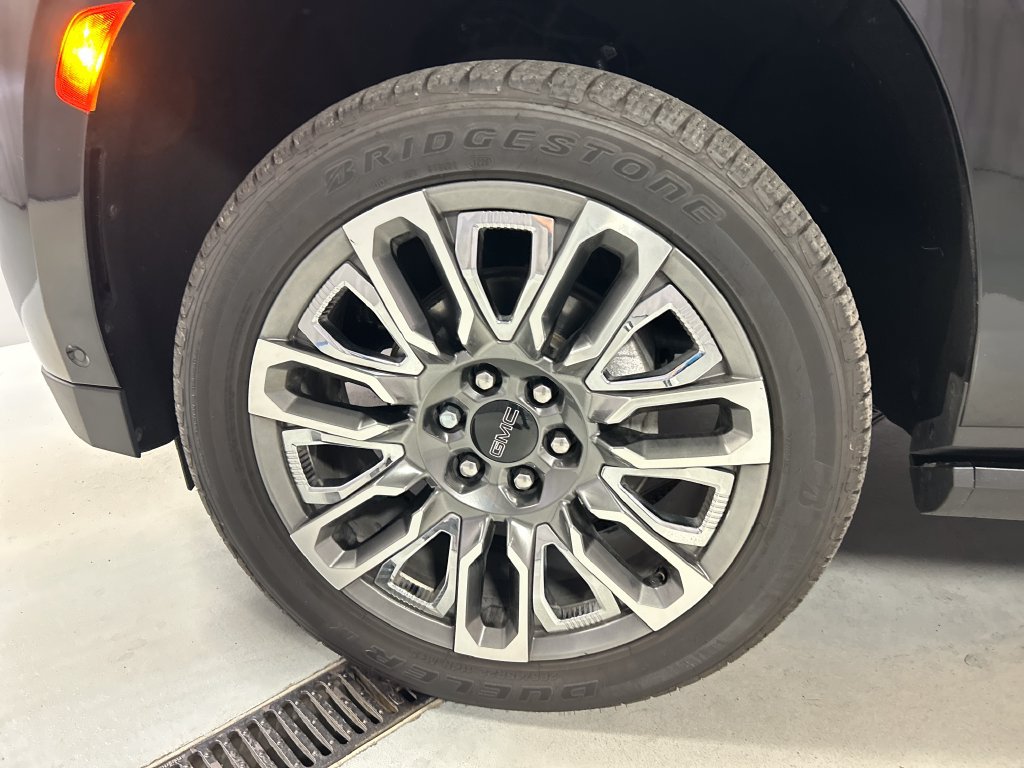 Used 2024 GMC Yukon XL Denali Ultimate AWD/4WD image 9