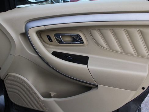 Used 2015 Ford Taurus SE image 7