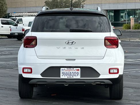Used 2023 Hyundai Venue Limited image 5
