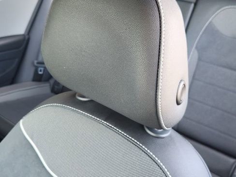 Used 2023 Volkswagen Taos SE w/ Panoramic Sunroof Package FWD image 9