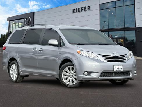 Used 2017 Toyota Sienna XLE image 2