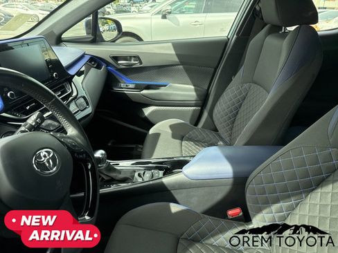 Used 2022 Toyota C-HR XLE FWD image 5