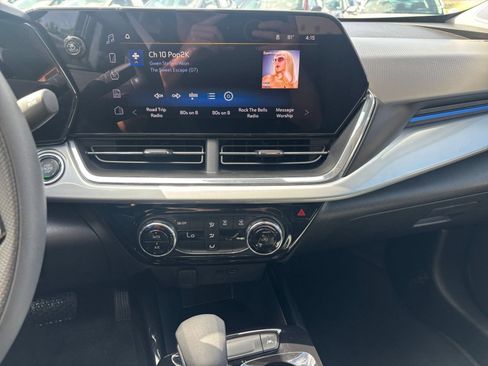 Used 2025 Chevrolet Trax LT FWD image 17