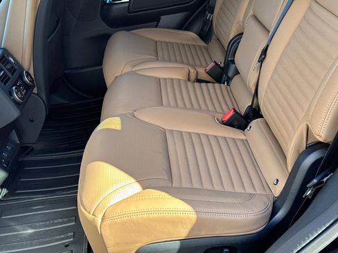 New 2025 Land Rover Discovery Dynamic SE image 13