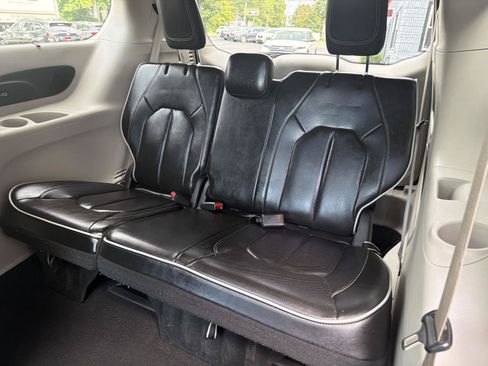 Used 2023 Chrysler Pacifica Limited FWD image 12