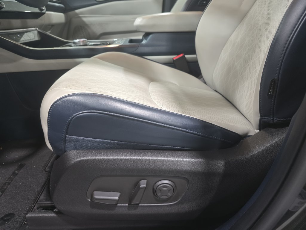 Used 2025 Kia Carnival EX FWD image 20