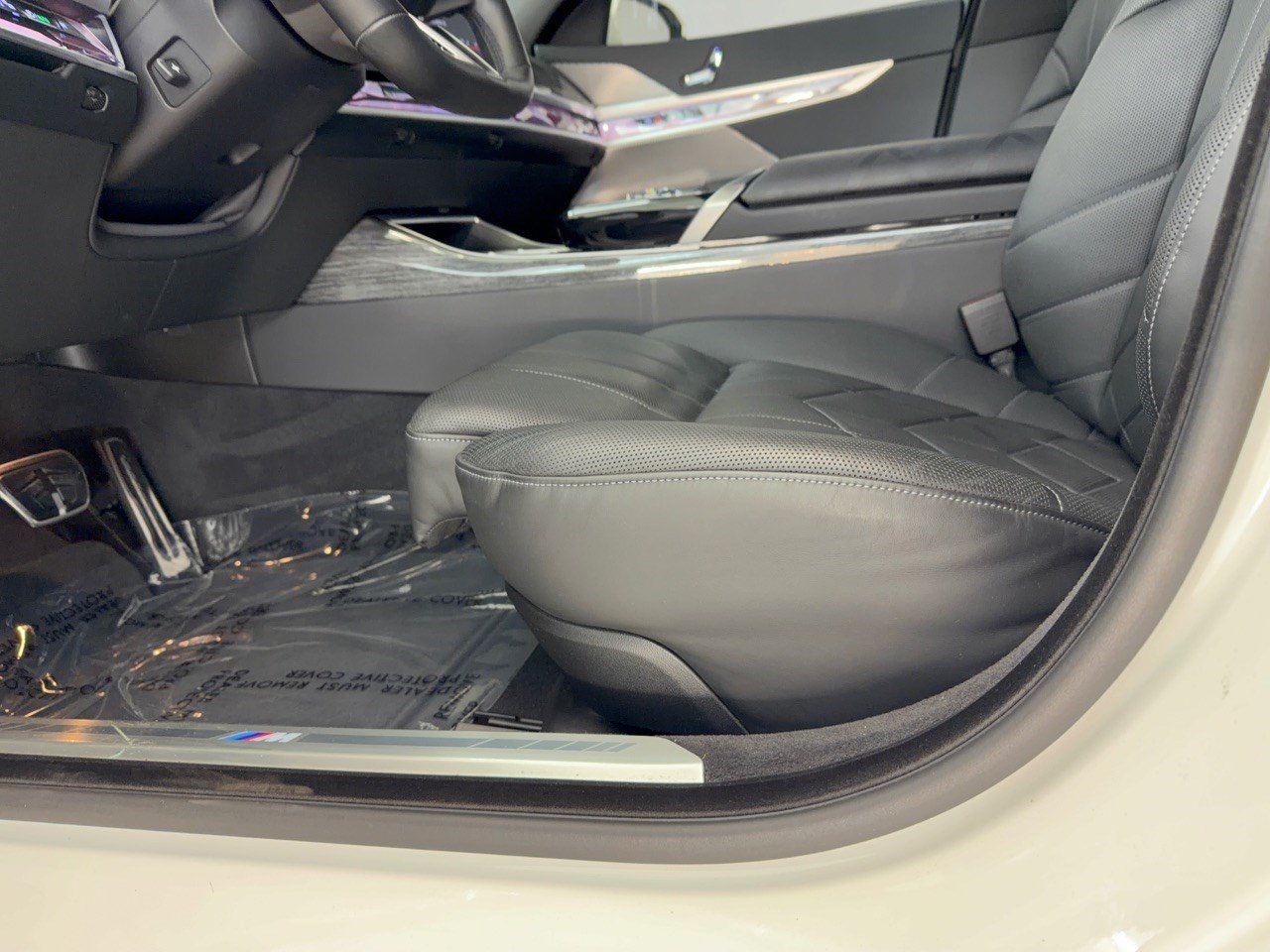 Certified 2024 BMW i7 eDrive50 w/ M Sport Package RWD image 16