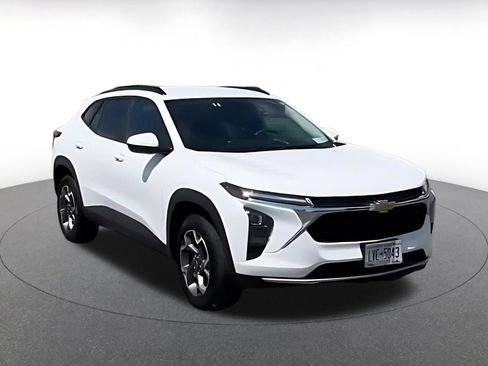 Used 2025 Chevrolet Trax LT FWD image 3