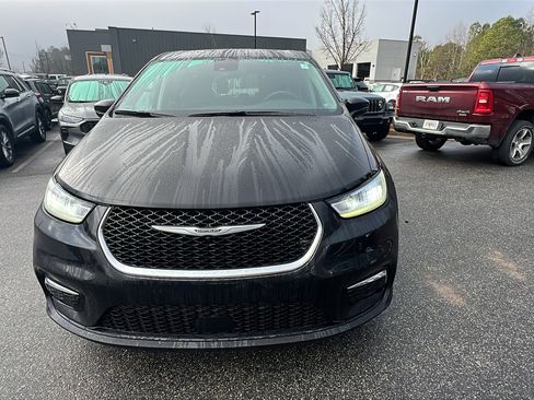 Used 2024 Chrysler Pacifica Touring-L image 3