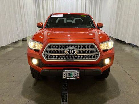 Certified 2016 Toyota Tacoma TRD Off-Road w/ Premium & Technology Package AWD/4WD image 9