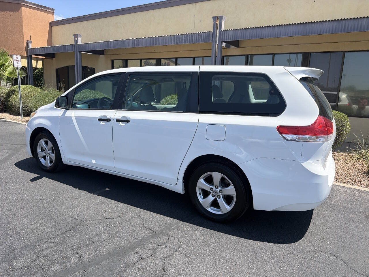 Used 2014 Toyota Sienna L FWD image 4