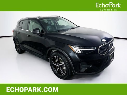 Used 2025 Volvo XC40 B5 Core image 1