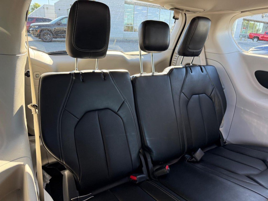 Used 2024 Chrysler Pacifica Touring-L FWD image 8