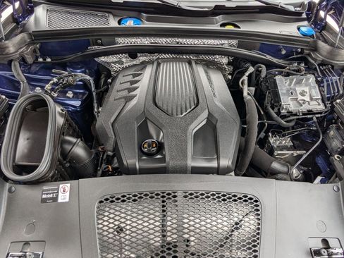 Certified 2025 Porsche Macan image 28
