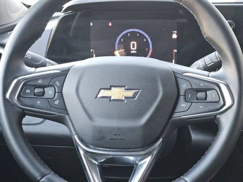 Used 2025 Chevrolet Trax LT w/ LT Convenience Package FWD image 16
