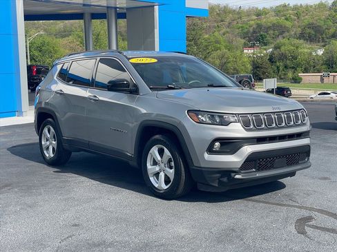 Used 2022 Jeep Compass Latitude FWD image 1