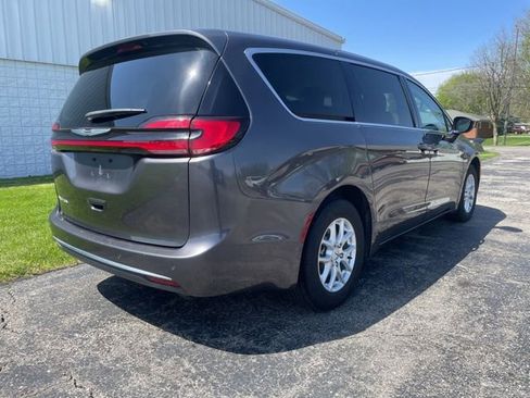 Used 2023 Chrysler Pacifica Touring-L FWD image 14