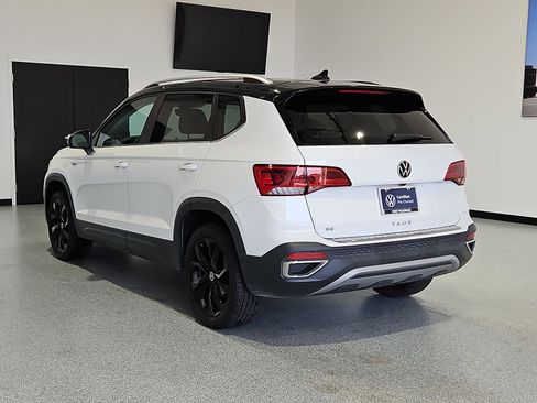 Used 2023 Volkswagen Taos SE w/ Panoramic Sunroof Package FWD image 6