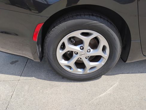 Used 2023 Chrysler Pacifica Limited image 24