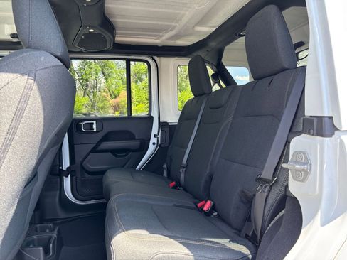 Used 2025 Jeep Wrangler Unlimited Sahara AWD/4WD image 25
