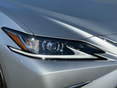 Certified 2025 Lexus ES 300h w/ Premium Package image 10