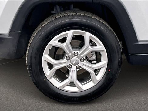 Used 2024 Jeep Compass Latitude image 46