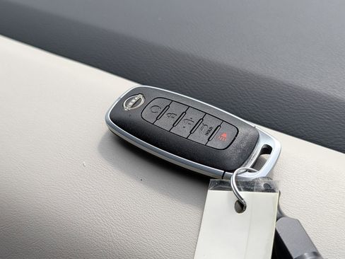 Used 2025 Nissan Pathfinder SL AWD/4WD image 38