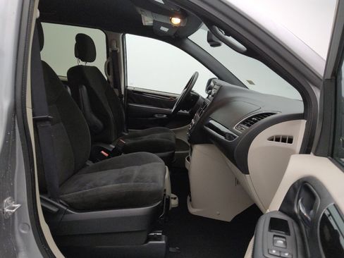 Used 2016 Dodge Grand Caravan SE image 21