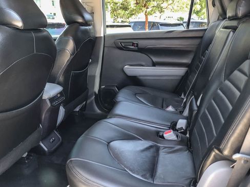 Used 2021 Toyota Highlander L FWD image 15