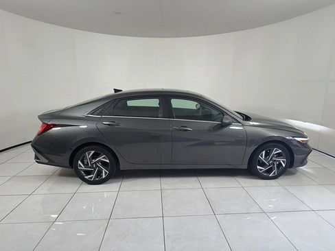Certified 2025 Hyundai Elantra SEL FWD image 4