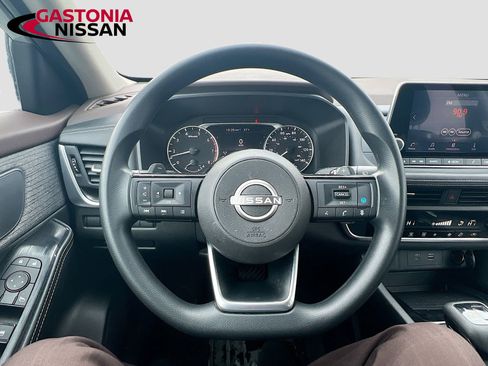 Used 2023 Nissan Rogue SV image 14