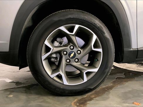 Used 2025 Chevrolet Trax LT w/ LT Convenience Package image 9