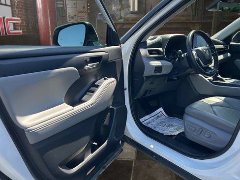 Used 2022 Toyota Highlander XLE AWD/4WD image 16